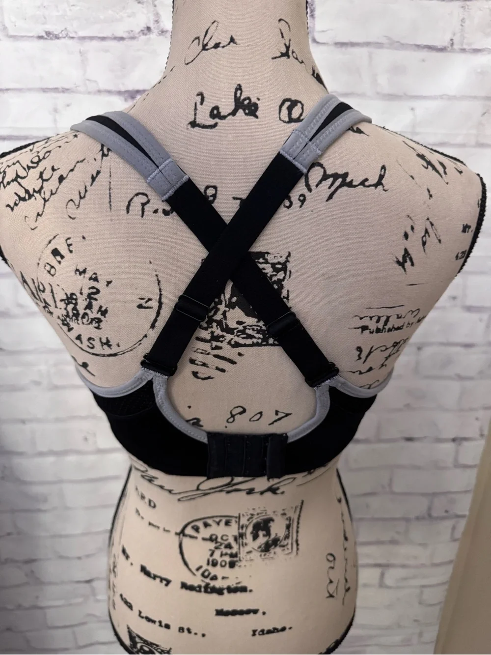 Wacoal Lindsey Sport Bra Size 36C Contour Underwire Med Impact 853302 Black